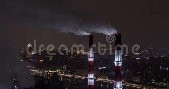 位于未来摩天大楼后面的莫斯科之夜锅炉蒸汽管道4k视频的预览图