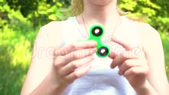 少女手持和旋转绿色旋转视频的预览图