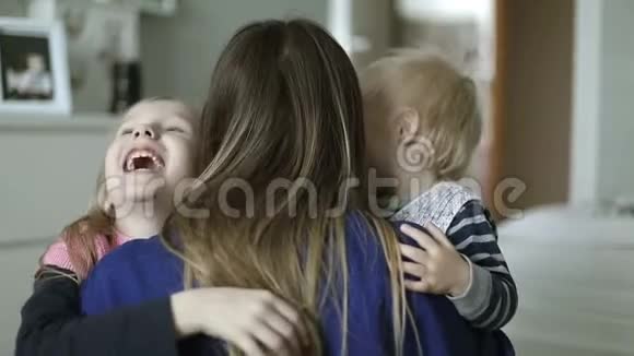 快乐的孩子们在卧室里拥抱他们的母亲视频的预览图
