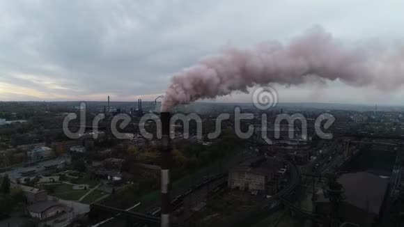 从烟囱冒出来的浓烟用化学物质毒害了城市视频的预览图
