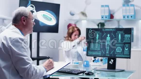 医生在现代扫描的剪贴板上做笔记视频的预览图