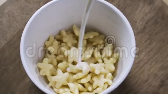 将牛奶倒入一碗营养美味的玉米片麦片中令人兴奋视频的预览图