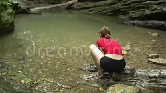 在河边的山林里年轻女子在动作镜头上自拍视频的预览图
