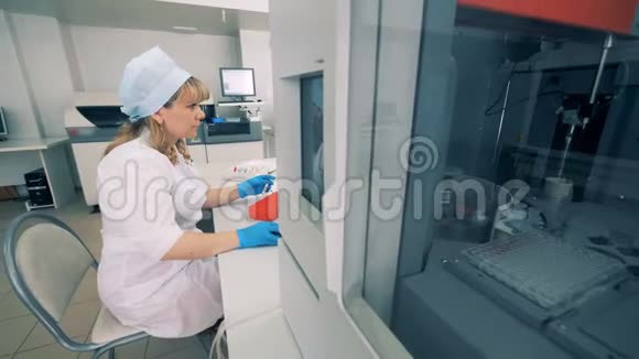 验血设备进行检测同时护士配合电脑工作4K视频的预览图