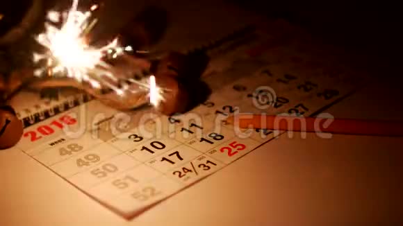 桌子上摆着一张日历上面写着节日日期新年假期火花燃烧铅笔躺着圣诞节视频的预览图