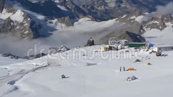山的全景从顶端看登山者的营地高加索埃尔布鲁斯山高度4300米视频的预览图