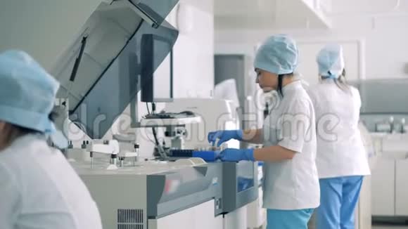 实验室工作人员用血样装载试验机视频的预览图