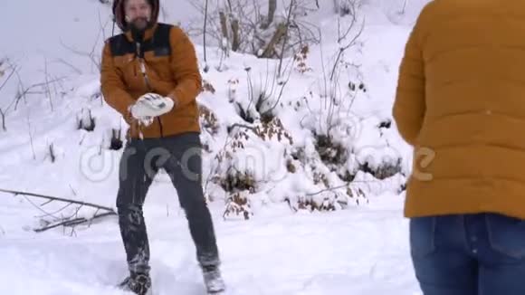 夫妻俩打雪仗视频的预览图