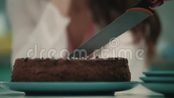 女手用刀切生日蛋糕生日派对甜点视频的预览图