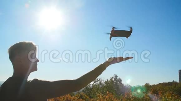 个人无人机和航空摄影的概念四架直升机降落在手掌上视频的预览图