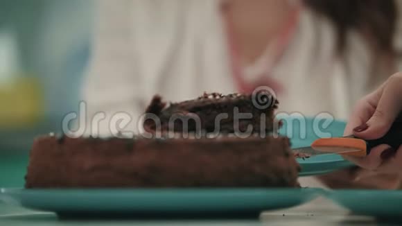 合拢的女性手把甜蛋糕放在盘子上布朗蛋糕甜点视频的预览图