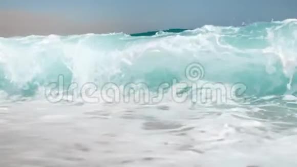 慢动作4k视频在海滩上打破大海捞针视频的预览图