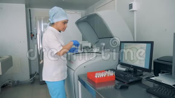 女人把血样放在架子上护士处理血样在电脑上核对信息视频的预览图