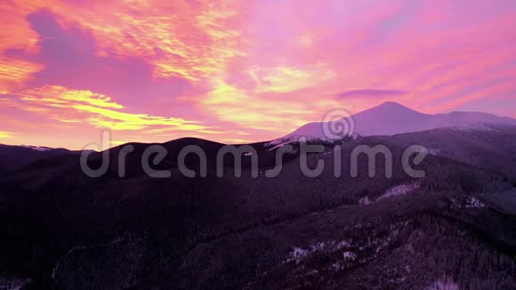 红日落日的天空时间流逝美丽的橙色阳光山上的自然景观戏剧性的云层在快速移动视频的预览图