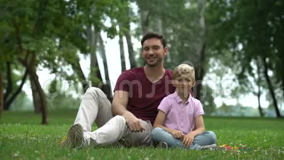 男人和男孩竖起大拇指为单亲家庭提供社会支持增进福祉视频的预览图