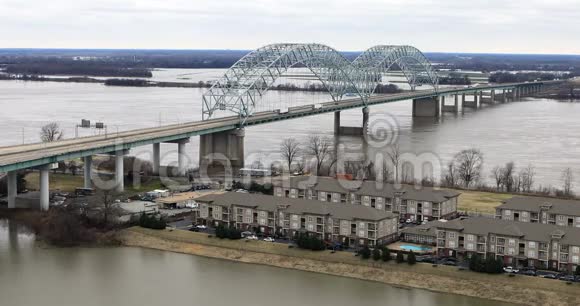 田纳西州孟菲斯密西西比河大桥景观视频的预览图