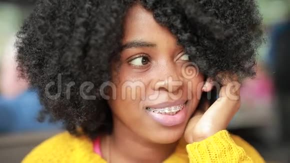 非洲女人在咖啡馆里微笑视频的预览图