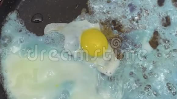 在热锅里煎蓝蛋视频的预览图