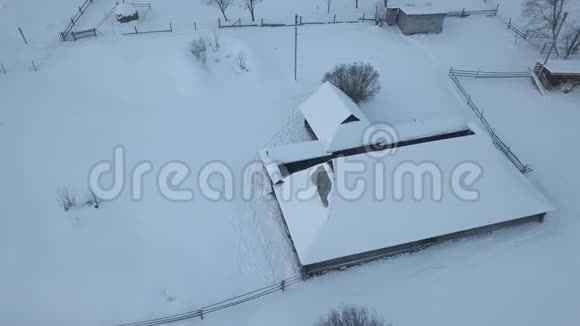 木制格拉日达小屋典型的加利西亚类型的宅基地在冬季乌克兰视频的预览图