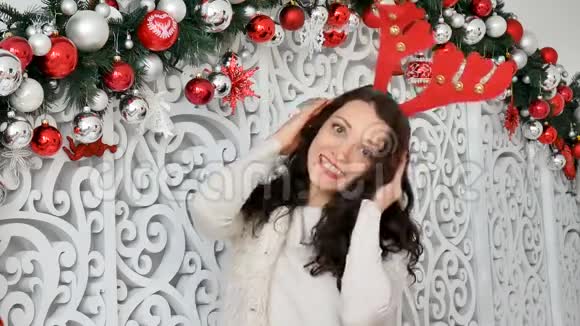 穿着鹿服的黑发狂欢节鹿角圣诞狂欢节圣诞笑话视频的预览图