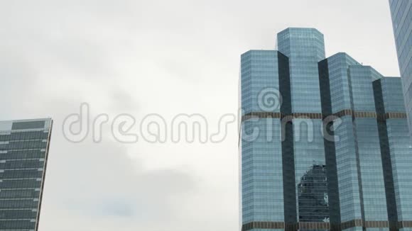 快速移动的云层反射在玻璃摩天大楼表面视频的预览图