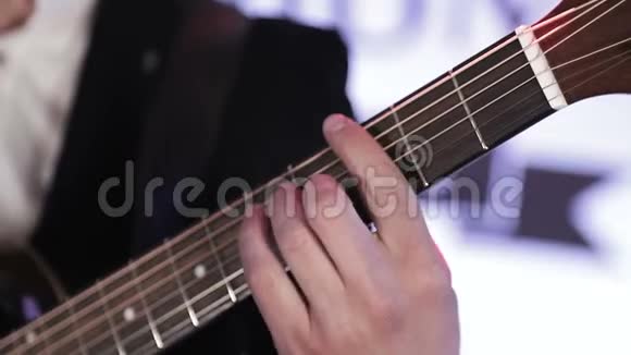 在吉他上重新排列和弦的手指特写视频的预览图