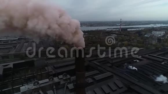 一家工厂的白红色烟管冒出的烟视频的预览图