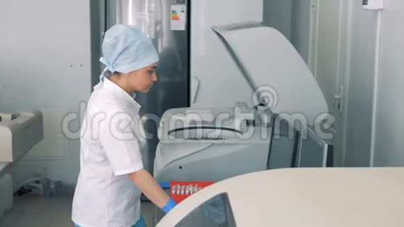 一名护士使用现代自动化医疗设备进行血液测试视频的预览图