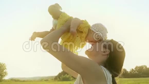 幸福的妈妈抱着她微笑的宝贝女儿视频的预览图