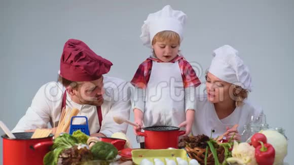 家庭烹饪厨房食品聚会的概念一家人一起在厨房做饭可爱的小男孩和他的视频的预览图