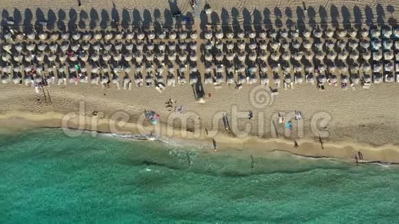 鸟瞰希腊克里特岛的法拉萨纳海滩法拉萨纳海滩是克里特岛一个非常著名的旅游胜地视频的预览图