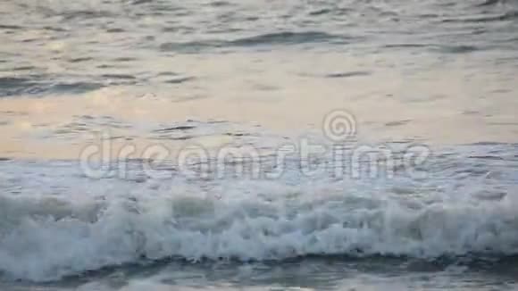 海浪拍打在沙滩上视频的预览图