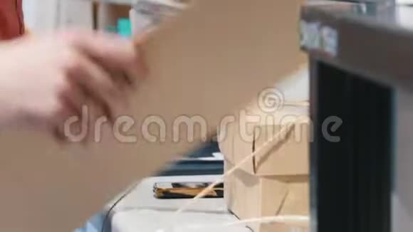 一家面包店一个人在包装蛋糕抱着纸箱视频的预览图