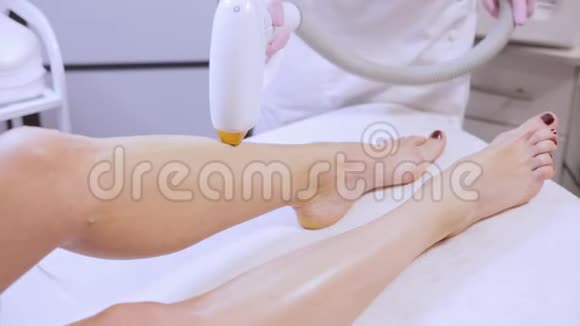水疗中心客户妇女腿部激光脱毛美容技术视频的预览图