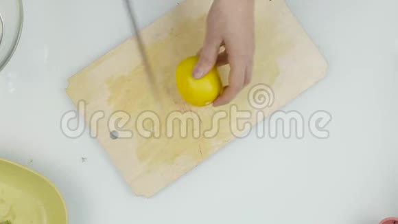 女人在砧板上切柠檬顶视图4K视频的预览图