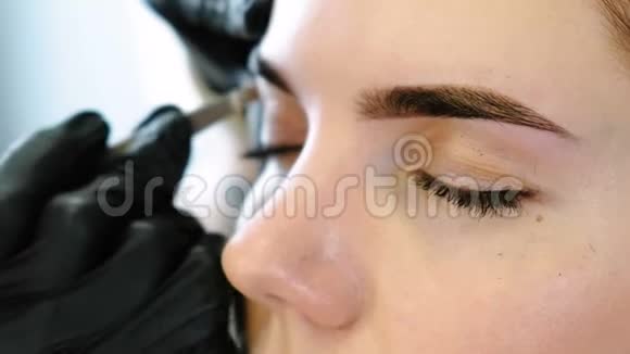 美容师用镊子矫正眉毛前眼闭视视频的预览图