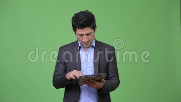 西班牙商人使用数字平板电脑并得到坏消息视频的预览图