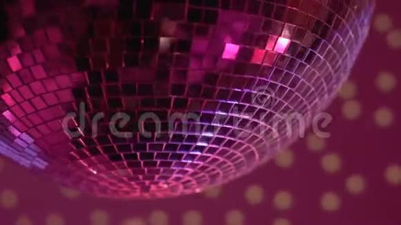 夜店灯光下旋转的镜碟球欢乐的聚会气氛视频的预览图