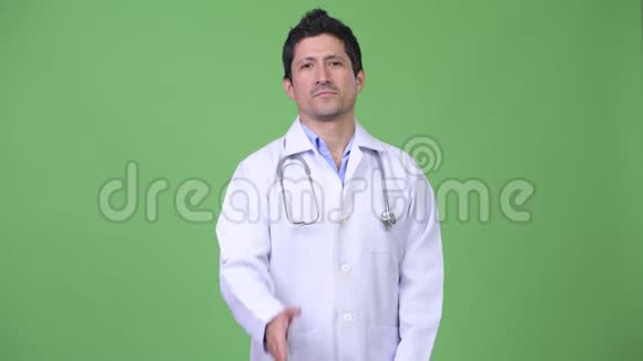 快乐的西班牙男子医生握手视频的预览图