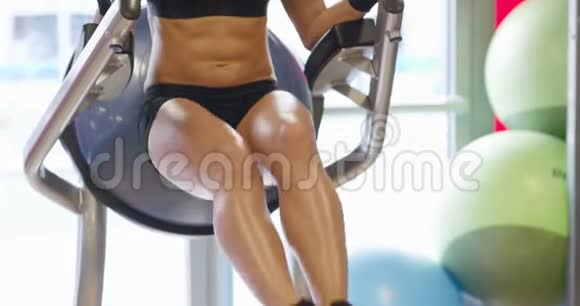 专注健身的女性在健身馆锻炼腹肌视频的预览图