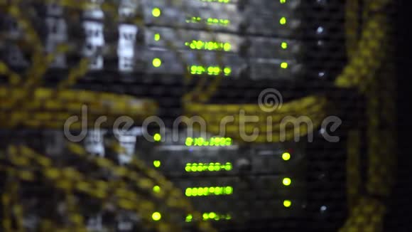 具有闪烁LED灯的工作数据服务器背景模糊黄色电缆蓝光数据中心视频的预览图