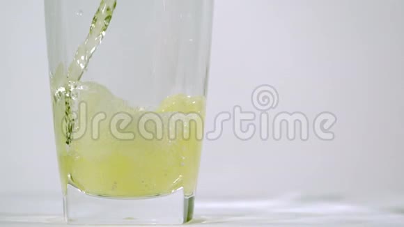 黄色汽水灌装玻璃视频的预览图