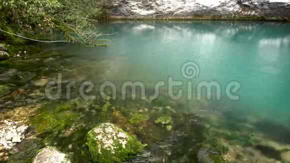 在阿布哈兹有绿松石水的蓝色湖泊视频的预览图