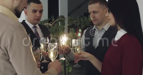 公司正拿着香槟和丁克的眼镜视频的预览图