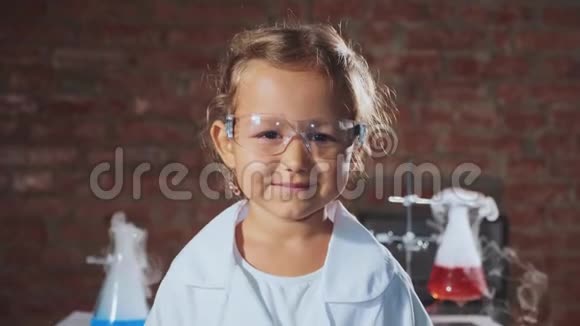 化学实验室里一个年轻微笑的科学家女孩的肖像视频的预览图