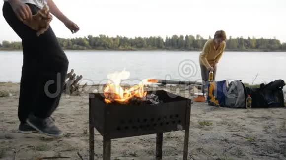 男人支撑着烤架里的火视频的预览图