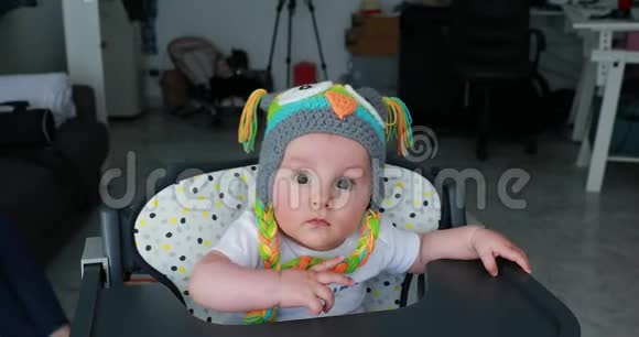 头戴滑稽羊毛帽的漂亮男婴视频的预览图