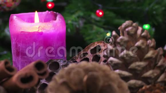 圣诞背景蜡烛和圆锥体视频的预览图
