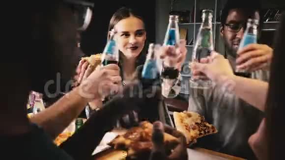 年轻快乐的多民族朋友在欢乐的家庭聚会上举杯吃比萨饼微笑视频的预览图