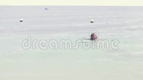 暑假期间年轻女子在海水中游泳热带避暑胜地的海上旅游妇女视频的预览图
